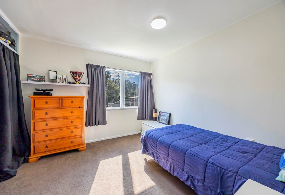 Urgent sale, Vendors have purchased, Double Westlake school zone, 6 beds 2 baths house with garage on 609m2 section, close to shops, supermarket, schools, motorway access, 0.9 km to Wairau Intermediate School, 3 Arosa Place, Forrest Hill, Auckland