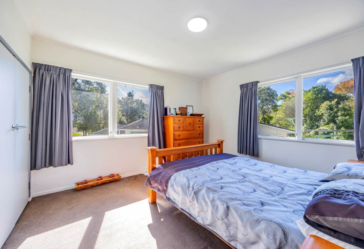 Urgent sale, Vendors have purchased, Double Westlake school zone, 6 beds 2 baths house with garage on 609m2 section, close to shops, supermarket, schools, motorway access, 0.9 km to Wairau Intermediate School, 3 Arosa Place, Forrest Hill, Auckland
