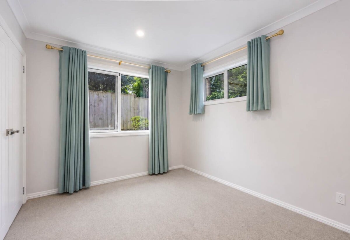 Owners relocating, 6 beds 4 baths house with double garage and views on 368m2 section, 3 beds 1 bath 1 lounge ground floor, walking distance of the bus stop, schools, shopping centre, 0.8 km to Northcote College and Willow Park School, 25 Pupuke Road, Birkenhead, Auckland
