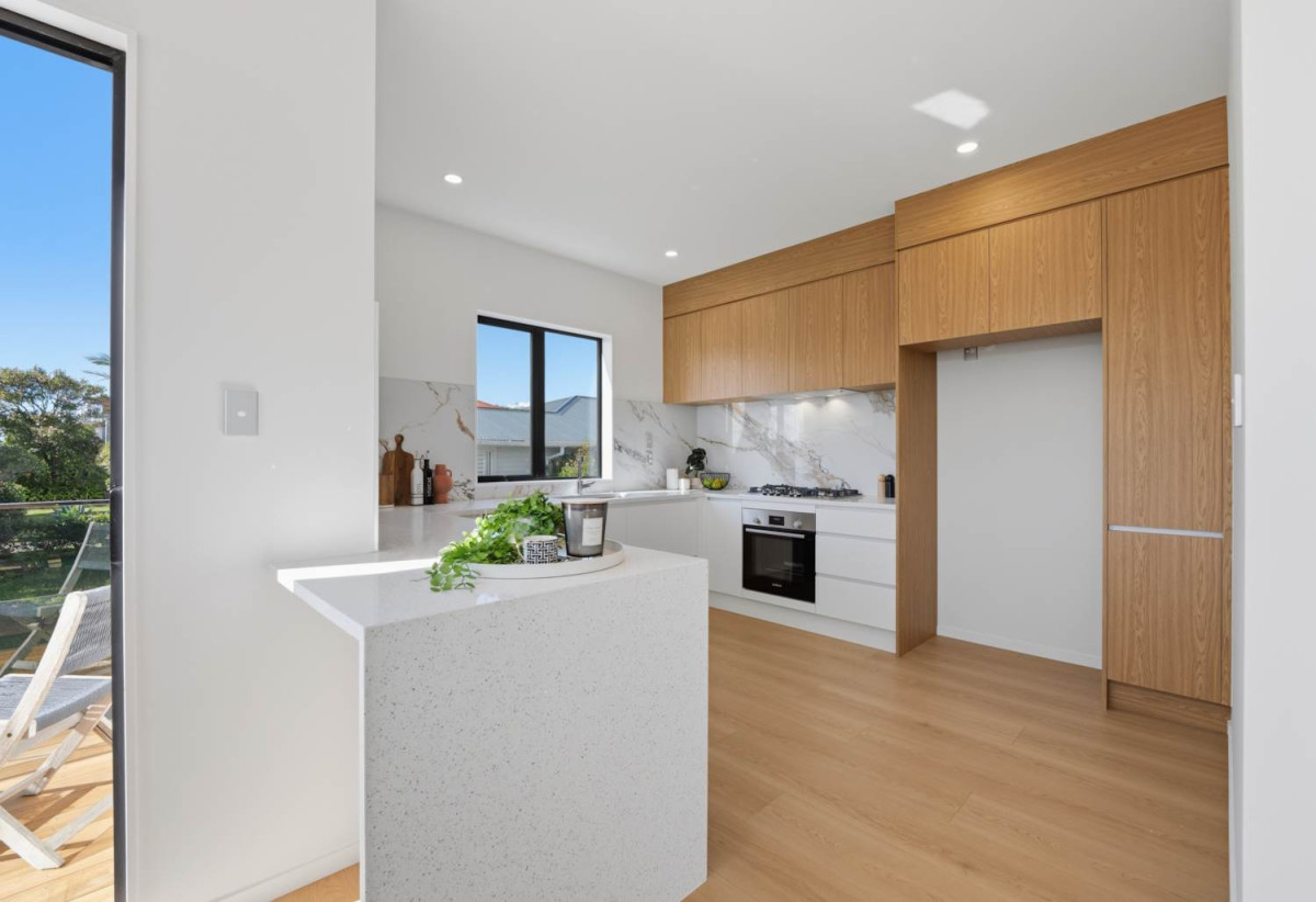 Brandnew standalone 5 beds (2 ensuites) 4 baths house with garage, 1 ensuite ground floor, close to schools, shops, supermarkets, reserves, golf club, 0.6 km to Lynfield College, 79 Terry Street, Blockhouse Bay, Auckland