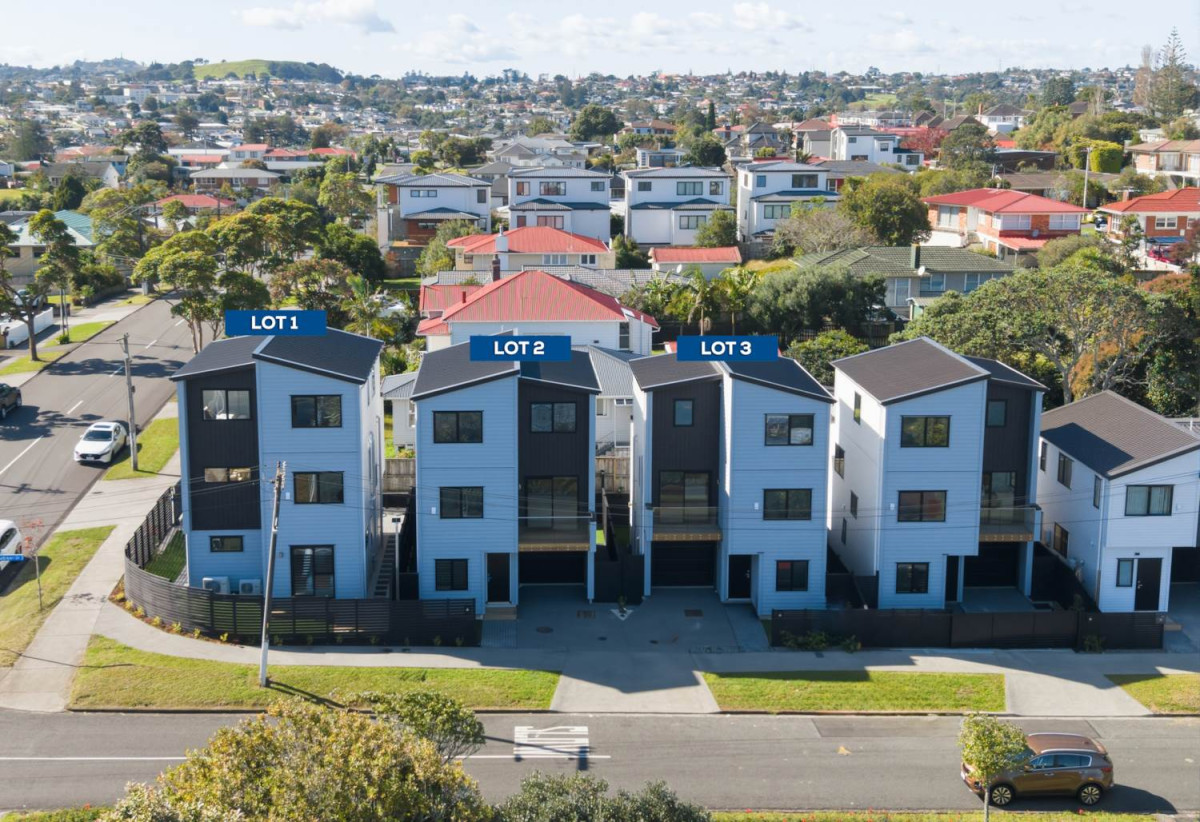 Brandnew standalone 5 beds (2 ensuites) 4 baths house with garage, 1 ensuite ground floor, close to schools, shops, supermarkets, reserves, golf club, 0.6 km to Lynfield College, 79 Terry Street, Blockhouse Bay, Auckland