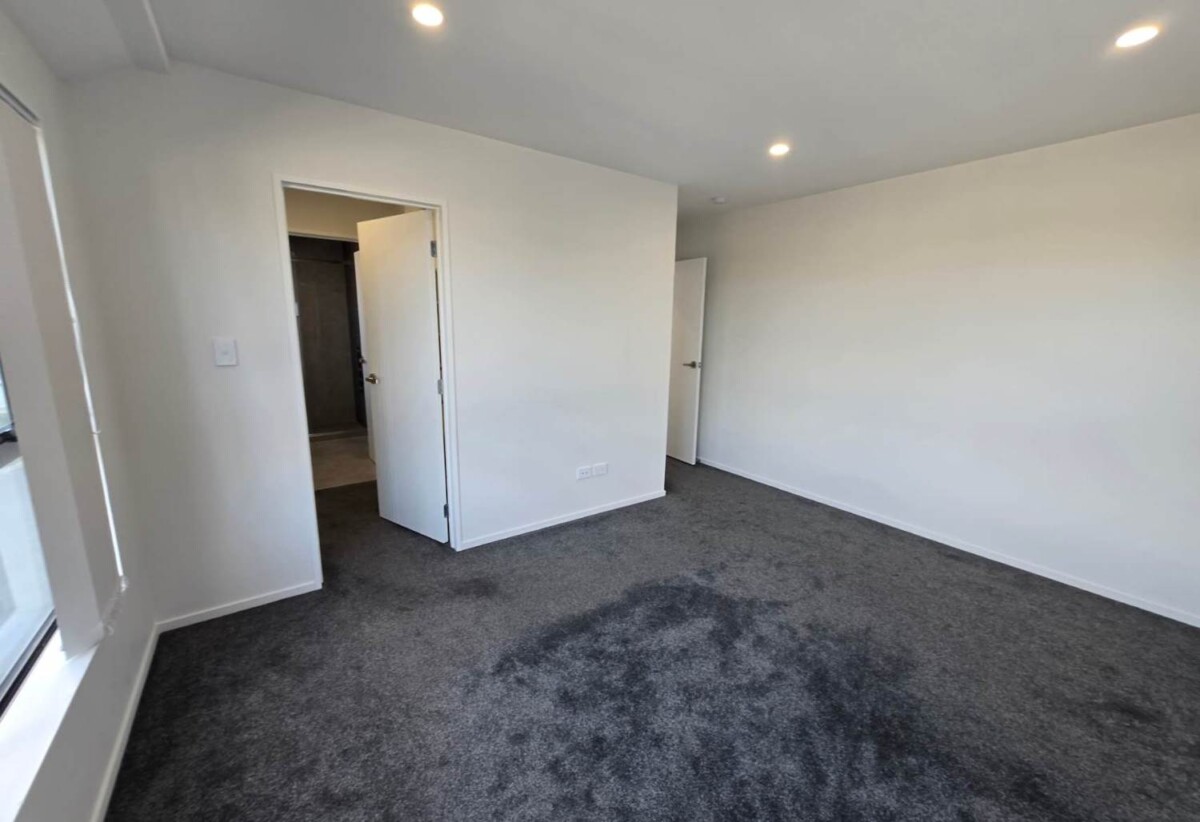 Standalone 4 beds 3 baths home with garage, 1 bed 1 bath ground floor, close to schools, shops, parks, and motorway access, 0.1 km to Clayton Park School, 9/156 Coxhead Road, Manurewa, Auckland