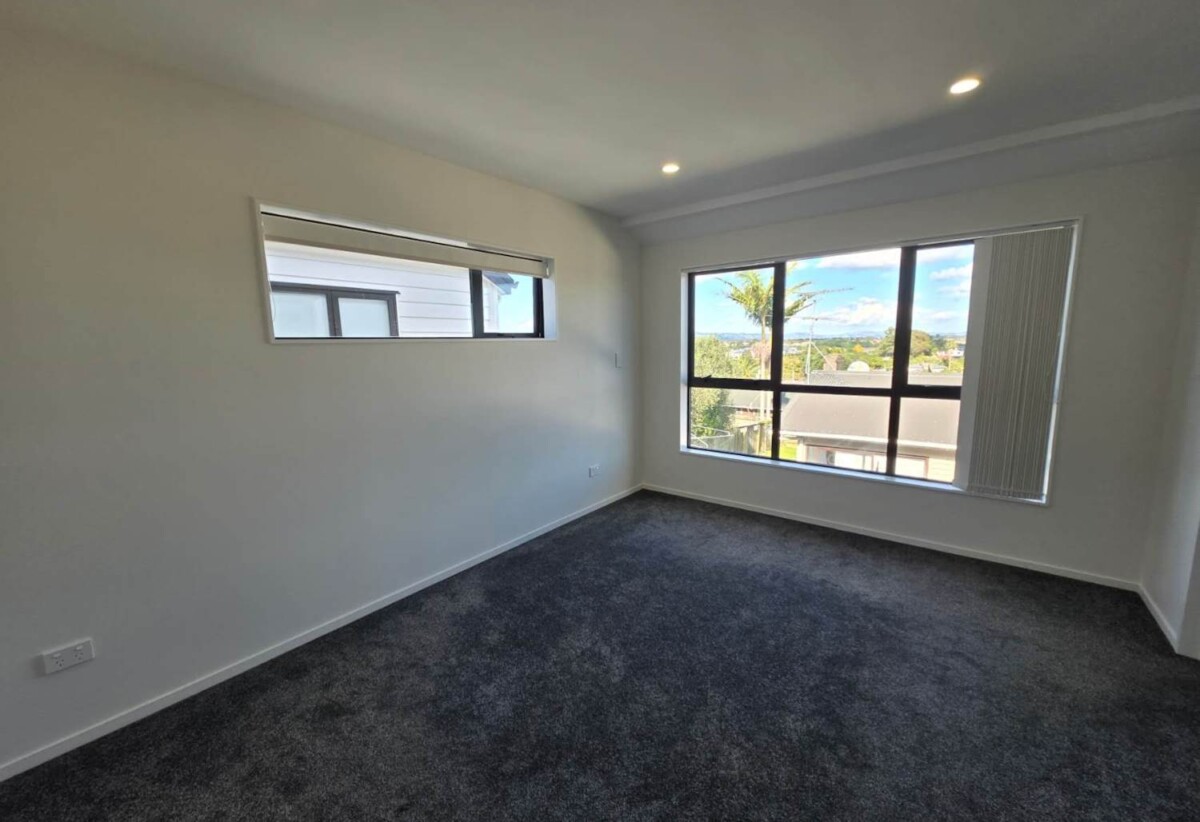 Standalone 4 beds 3 baths home with garage, 1 bed 1 bath ground floor, close to schools, shops, parks, and motorway access, 0.1 km to Clayton Park School, 9/156 Coxhead Road, Manurewa, Auckland