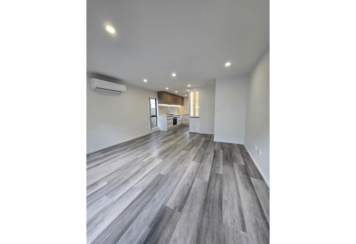 Standalone 4 beds 3 baths home with garage, 1 bed 1 bath ground floor, close to schools, shops, parks, and motorway access, 0.1 km to Clayton Park School, 9/156 Coxhead Road, Manurewa, Auckland