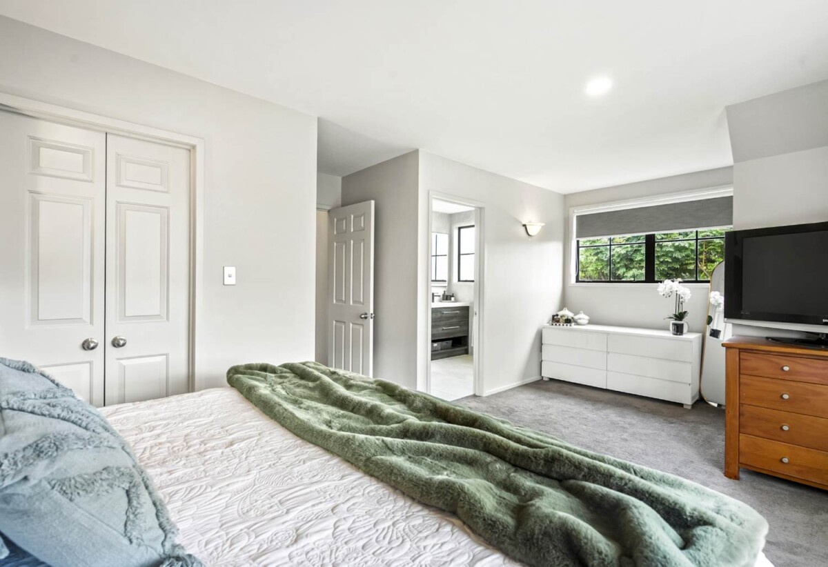 Motivated Vendor, 222m2 4 beds 2 baths house with double garage on 650m2 section, Minutes to schools, parks and reserves, Albany Mall, motorway access, 1.7 km to Albany Junior High School, 4 Opal Close, Albany, Auckland