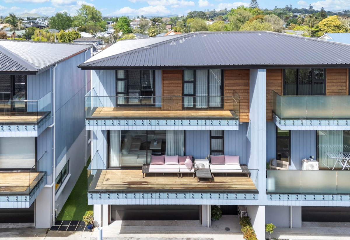 Double Grammar school zone, 220m2 Freehold 4 beds (2 ensuites) 3.5 baths home with double garage, 1 ensuite ground floor, just moments from Greenwoods Corner and Cornwall Park. 2.9 km to Epsom Girls’ Grammar School, 3.7 km to Auckland Grammar, 2/24 Pah Road, Epsom,Auckland