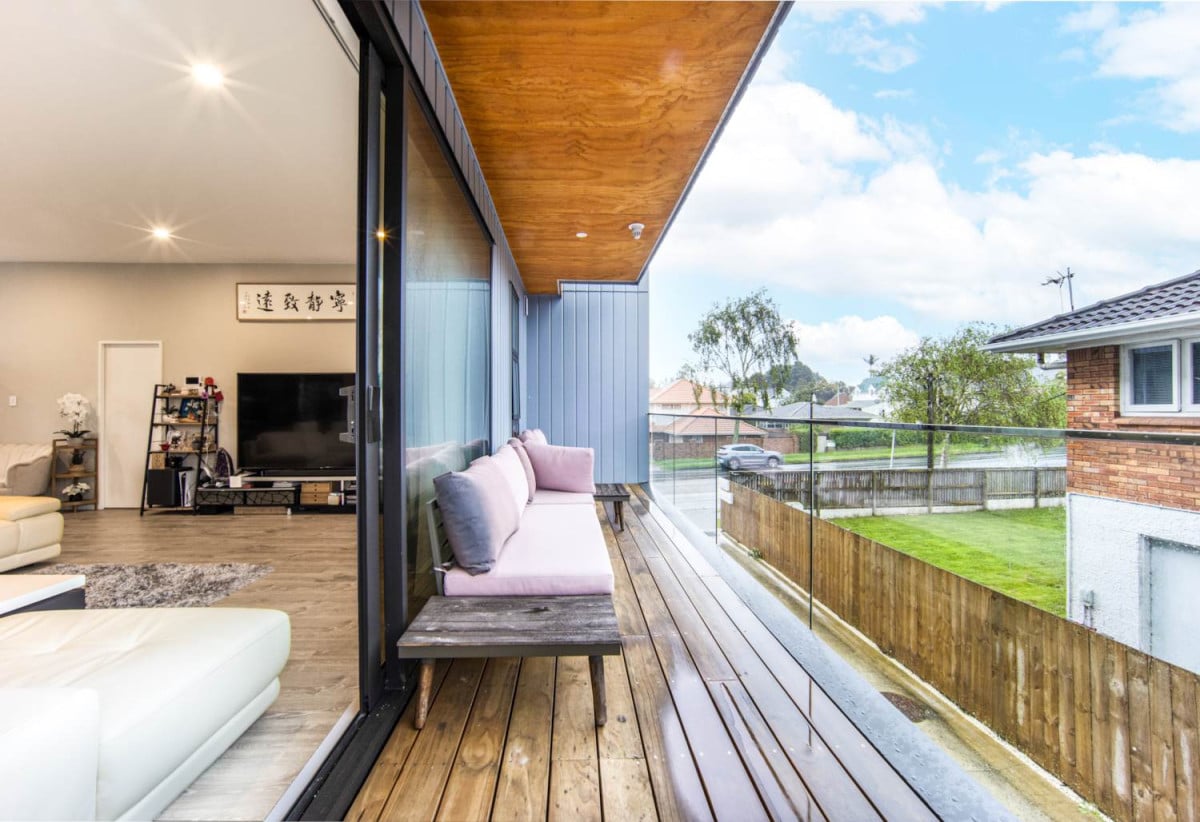 Double Grammar school zone, 220m2 Freehold 4 beds (2 ensuites) 3.5 baths home with double garage, 1 ensuite ground floor, just moments from Greenwoods Corner and Cornwall Park. 2.9 km to Epsom Girls’ Grammar School, 3.7 km to Auckland Grammar, 2/24 Pah Road, Epsom,Auckland