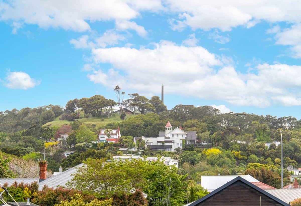 Double Grammar school zone, 220m2 Freehold 4 beds (2 ensuites) 3.5 baths home with double garage, 1 ensuite ground floor, just moments from Greenwoods Corner and Cornwall Park. 2.9 km to Epsom Girls’ Grammar School, 3.7 km to Auckland Grammar, 2/24 Pah Road, Epsom,Auckland