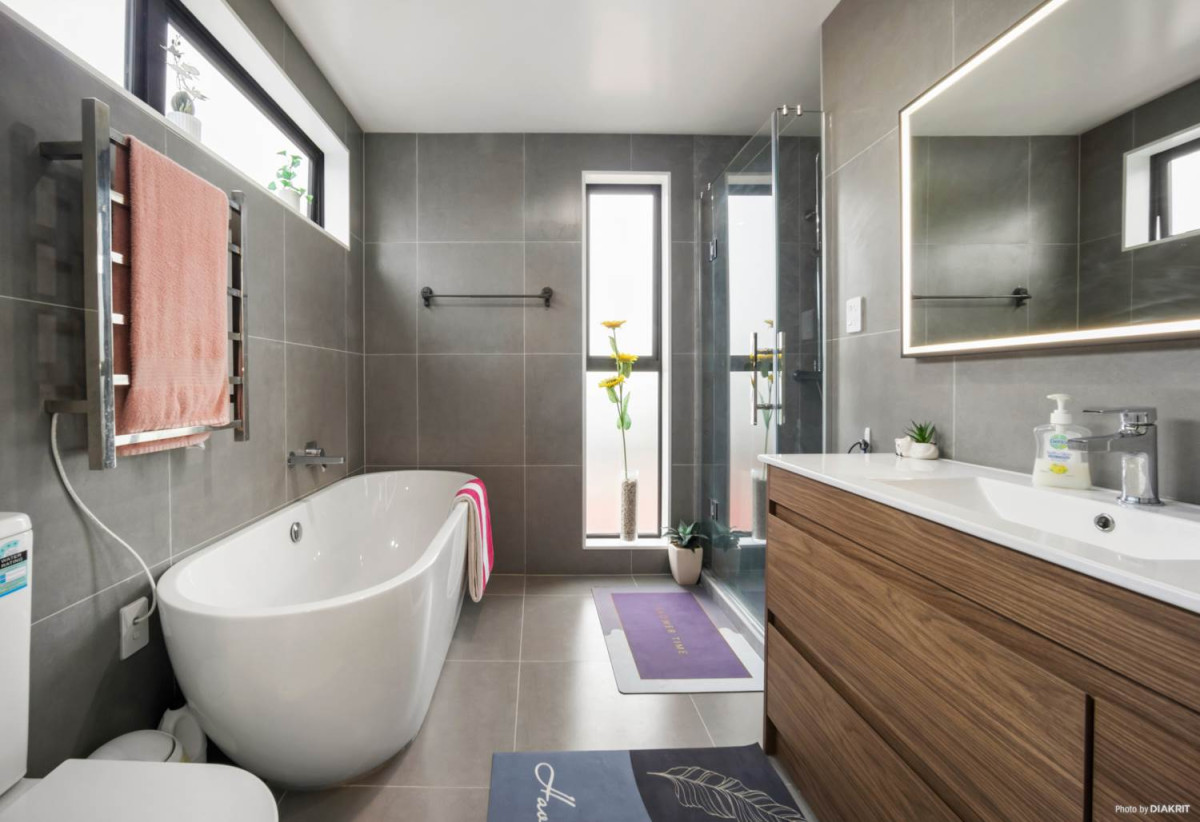 Double Grammar school zone, 220m2 Freehold 4 beds (2 ensuites) 3.5 baths home with double garage, 1 ensuite ground floor, just moments from Greenwoods Corner and Cornwall Park. 2.9 km to Epsom Girls’ Grammar School, 3.7 km to Auckland Grammar, 2/24 Pah Road, Epsom,Auckland