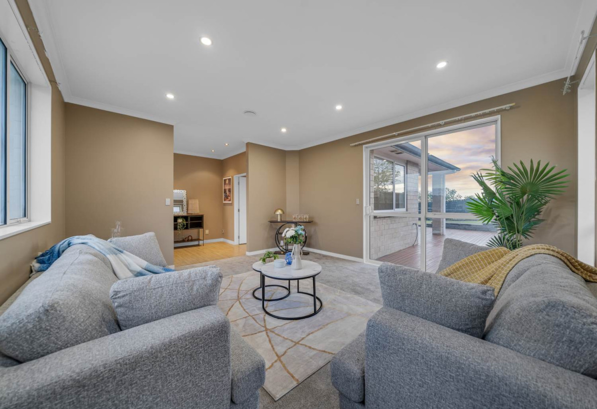 Brick and tile 4 beds 2 baths house with double garage on 761m2 section, minutes to schools, shops, motorway access, 1.2 km to Drury School, 1.4 km to Rosehill Intermediate, 1.6 km to Rosehill College, 95 Parkhaven Drive, Rosehill, Auckland