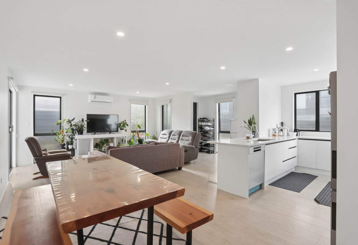 Refined standalone freehold 3 beds 2 baths home with 2 car parks, close to schools, shops, motorway access, 0.9 km to West Harbour School, 1.5 km to Hobsonville School, 2/101 Hobsonville Road, West Harbour, Auckland