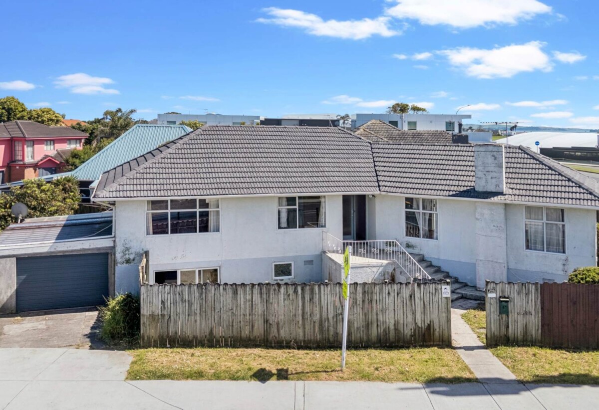 For rent, Right Next to MacLean College, 3 beds 1 bath house with garage, available 10th May, 47 Macleans Road, Bucklands Beach, Auckland