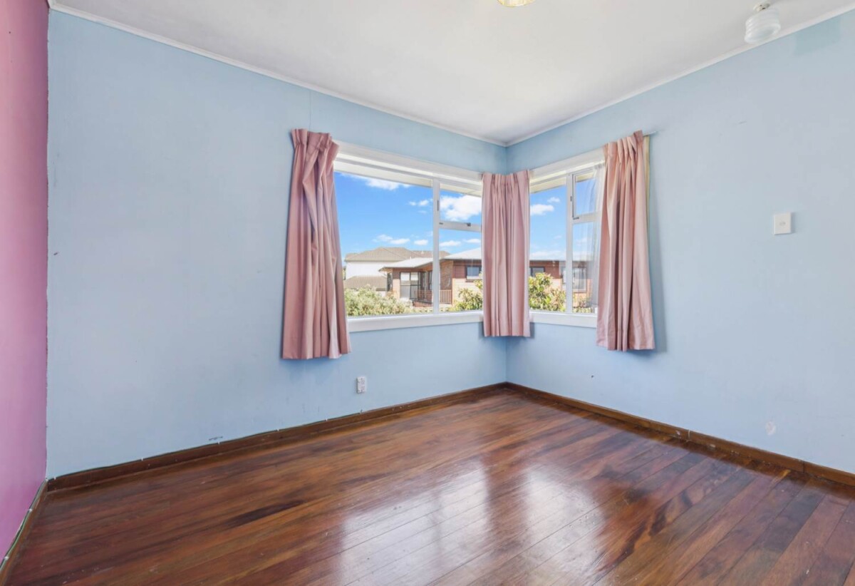 For rent, Right Next to MacLean College, 3 beds 1 bath house with garage, available 10th May, 47 Macleans Road, Bucklands Beach, Auckland