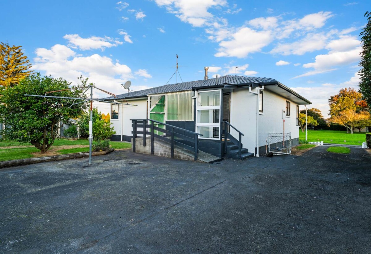 Freshly painted interior – move-in ready, 3 beds 1 bath house with standalone double garage and Additional rumpus room on 708m2 section, park across the road, close to shops, schools, motorway access, 0.3 km to Rosehill Intermediate, 0.4 km to Rosehill College, 41 Tatariki Street, Papakura, Auckland