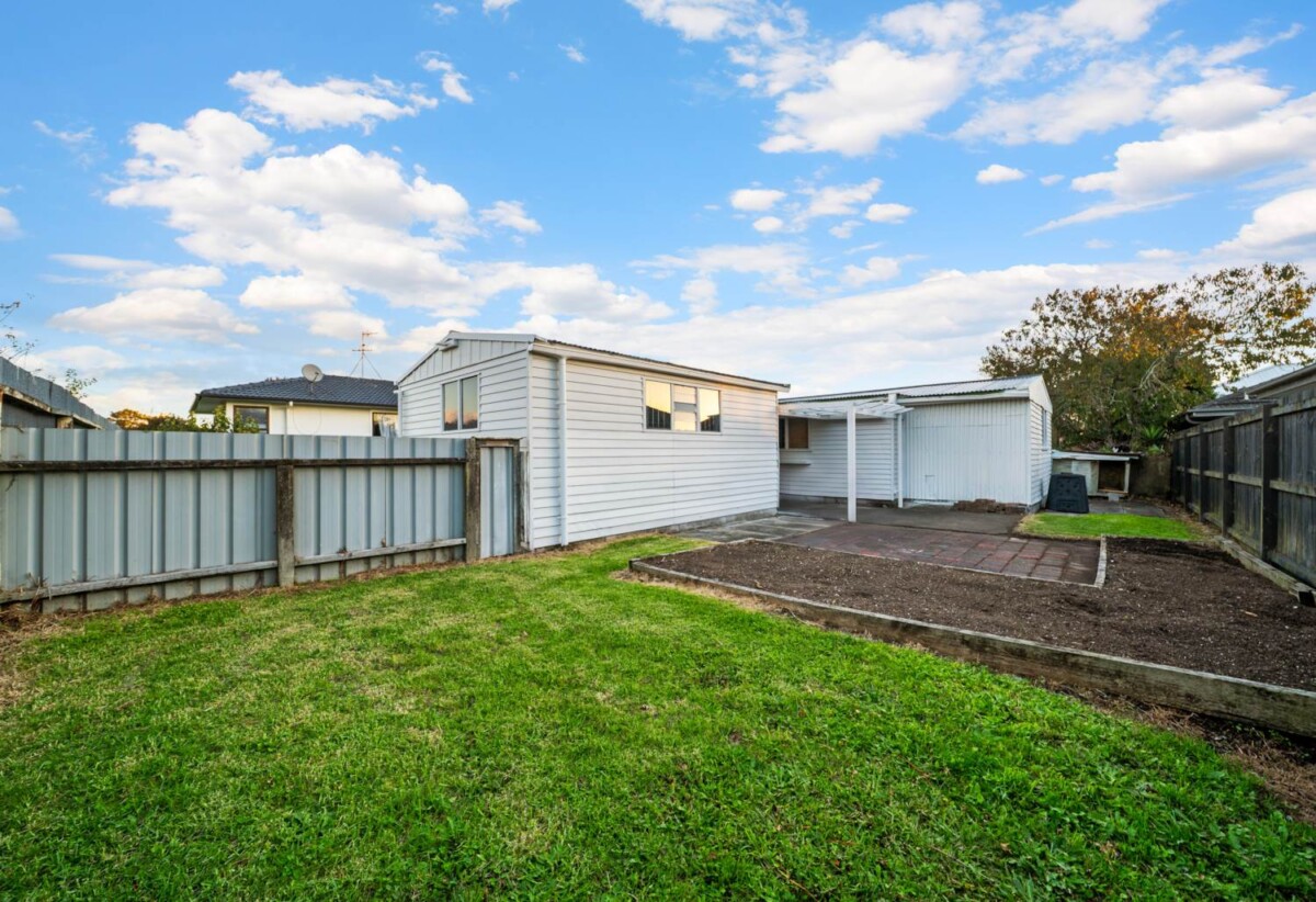 Freshly painted interior – move-in ready, 3 beds 1 bath house with standalone double garage and Additional rumpus room on 708m2 section, park across the road, close to shops, schools, motorway access, 0.3 km to Rosehill Intermediate, 0.4 km to Rosehill College, 41 Tatariki Street, Papakura, Auckland