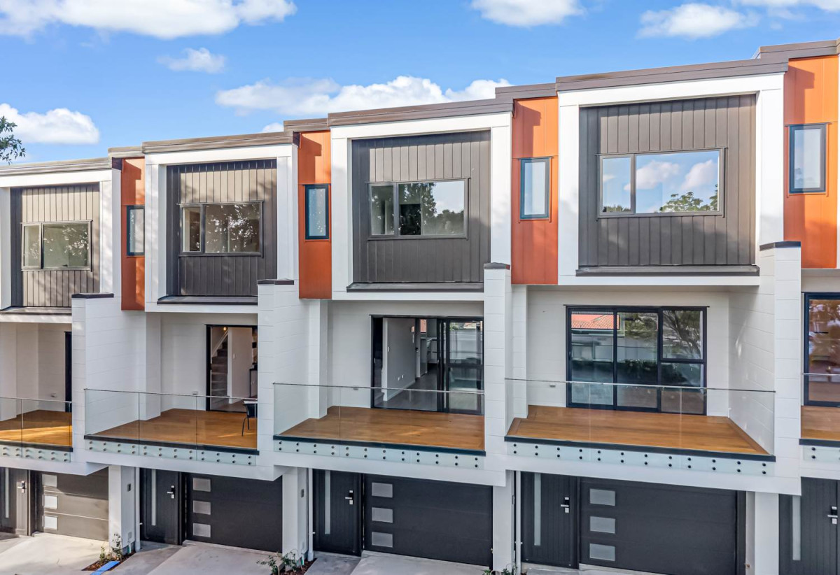 Urgent Sale – Vendor wants it go, Brandnew 3 beds (2 ensuites) + study room 3 baths home with garage, 1 bed 1 bath ground floor, close to schools, shopping centres, 0.7 km to Sunny Hills School, 1.4 km to Pakuranga College, Lot 5/252 Pakuranga Road, Pakuranga Heights, Auckland
