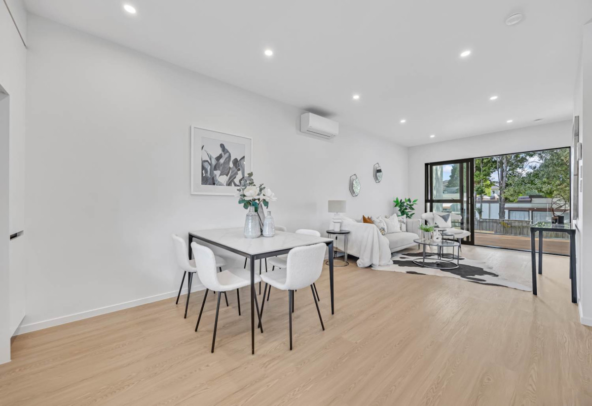 Urgent Sale – Vendor wants it go, Brandnew 3 beds (2 ensuites) + study room 3 baths home with garage, 1 bed 1 bath ground floor, close to schools, shopping centres, 0.7 km to Sunny Hills School, 1.4 km to Pakuranga College, Lot 5/252 Pakuranga Road, Pakuranga Heights, Auckland