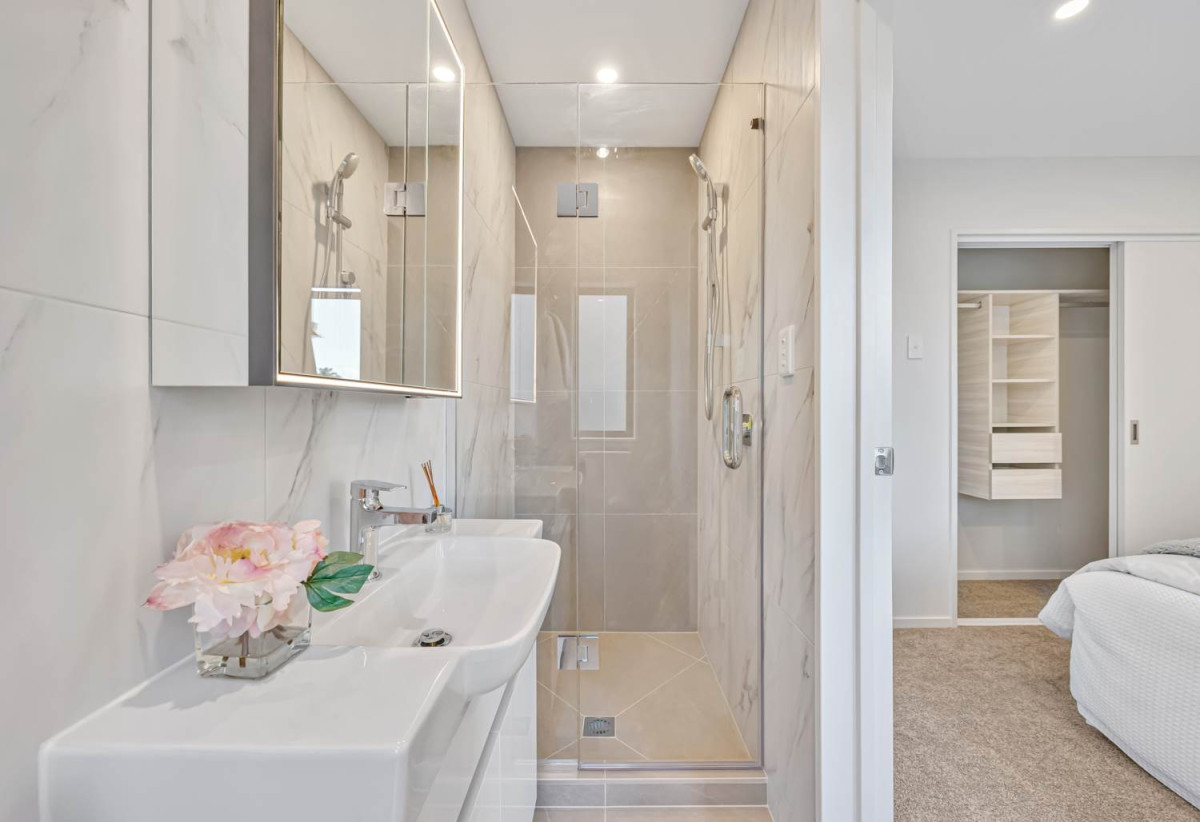 Urgent Sale – Vendor wants it go, Brandnew 3 beds (2 ensuites) + study room 3 baths home with garage, 1 bed 1 bath ground floor, close to schools, shopping centres, 0.7 km to Sunny Hills School, 1.4 km to Pakuranga College, Lot 5/252 Pakuranga Road, Pakuranga Heights, Auckland