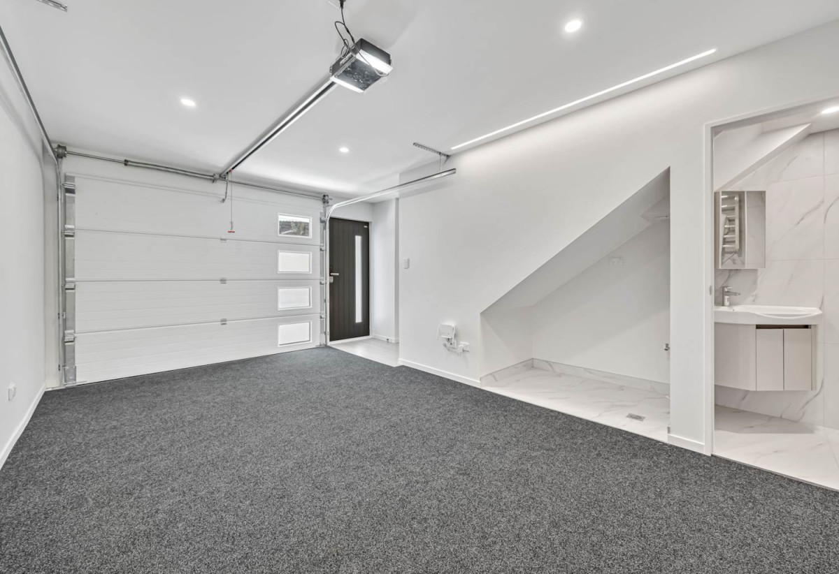Urgent Sale – Vendor wants it go, Brandnew 3 beds (2 ensuites) + study room 3 baths home with garage, 1 bed 1 bath ground floor, close to schools, shopping centres, 0.7 km to Sunny Hills School, 1.4 km to Pakuranga College, Lot 5/252 Pakuranga Road, Pakuranga Heights, Auckland