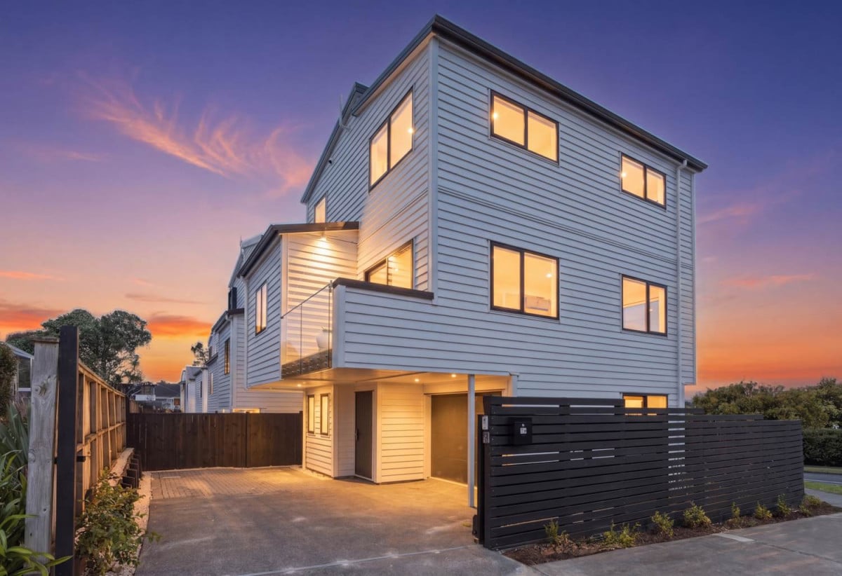 Brandnew standalone 5 beds (2 ensuites) 4 baths house with garage, 1 ensuite ground floor, close to schools, shops, supermarkets, reserves, golf club, 0.6 km to Lynfield College, 79 Terry Street, Blockhouse Bay, Auckland
