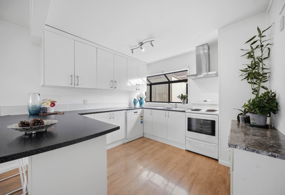 3 beds 1.5 baths house with garage, close to schools, parks, motorway access, Birkenhead Village is close by with its cafés, restaurants, supermarkets, gyms, and weekend markets, 0.3 km to Northcote College, 0.6 km to Birkenhead School, 2/189 Onewa Road, Birkenhead, Auckland