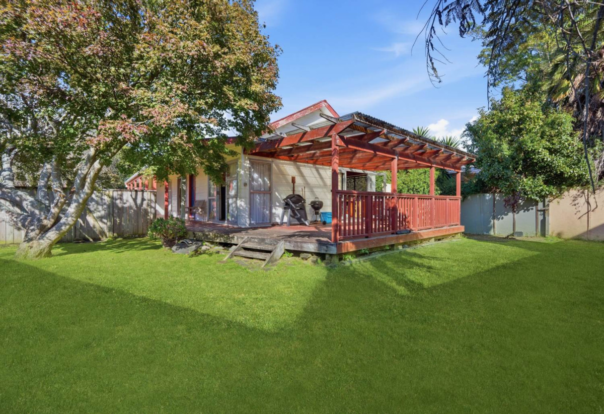 4 beds 1 bath house with double garage on 706m2 section, close to shops, public transport, and motorway access. 0.5 km to Conifer Grove School, 6 Sharivari Place, Conifer Grove, Auckland
