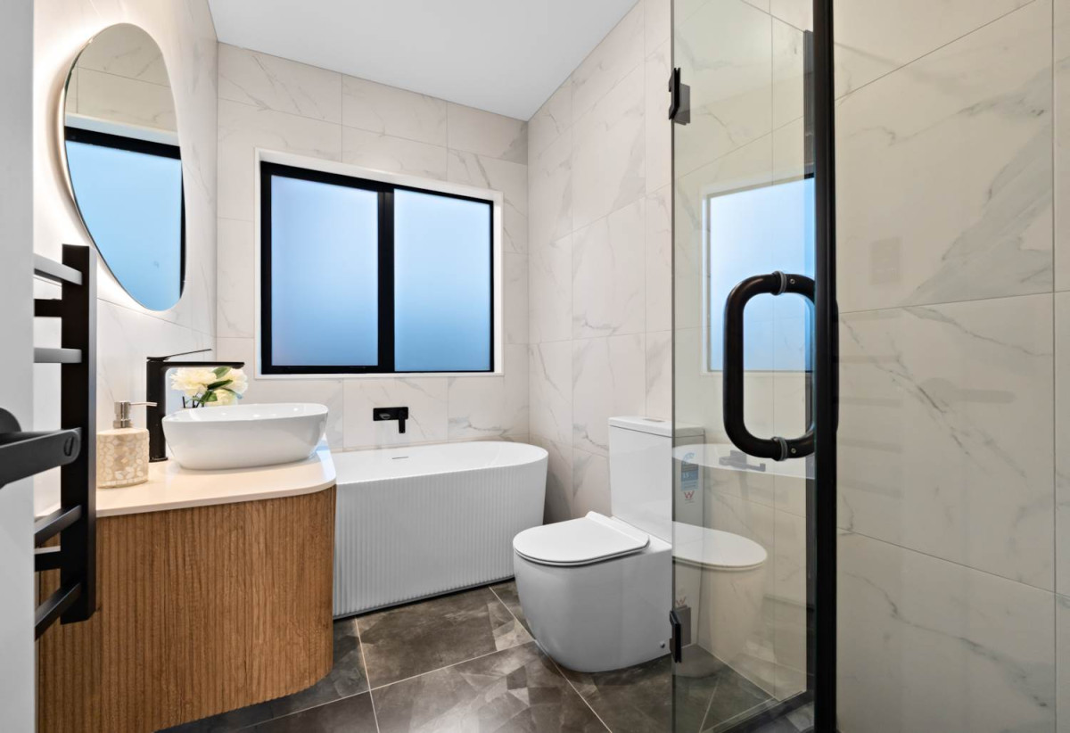 2 Kitchens, Brandnew 4 beds 3 baths house with double garage and 1-bed granny on 507m2 section, just moments from Clevedon’s charming township, famous for its farmhouse cafés, artisan shops, and lively markets. 1 km to Clevedon School, 8 Acorn Parish Lane, Clevedon, Auckland