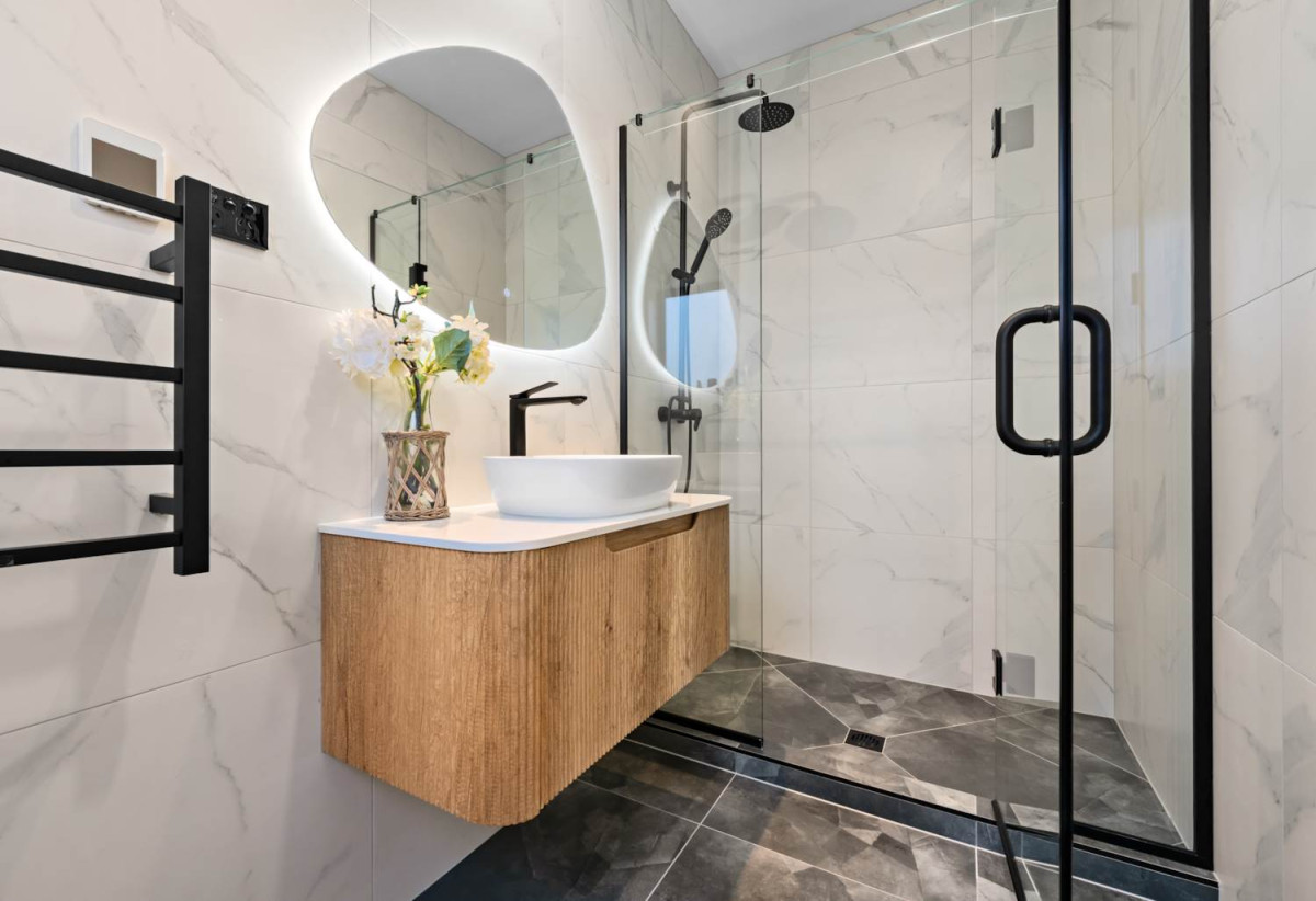 2 Kitchens, Brandnew 4 beds 3 baths house with double garage and 1-bed granny on 507m2 section, just moments from Clevedon’s charming township, famous for its farmhouse cafés, artisan shops, and lively markets. 1 km to Clevedon School, 8 Acorn Parish Lane, Clevedon, Auckland