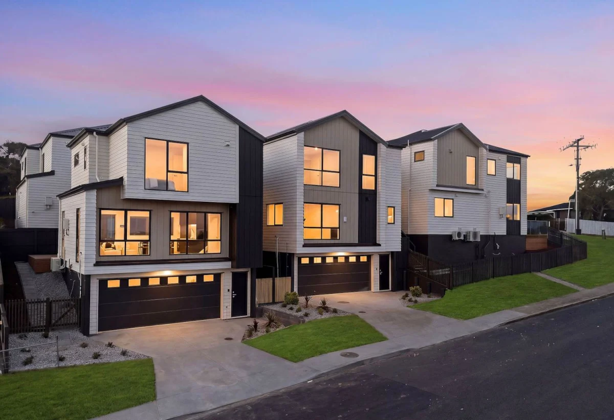 Westlake Boys’ and Girls’ School zones, Brandnew standalone 4 beds (2 ensuites) 3.5 baths house with double garage, Sunnynook Park, Woolworths Supermarket, and Sunnynook Bus Station are all within walking distance. Quick access to the motorway, 4/7 Sycamore Drive, Sunnynook, Auckland
