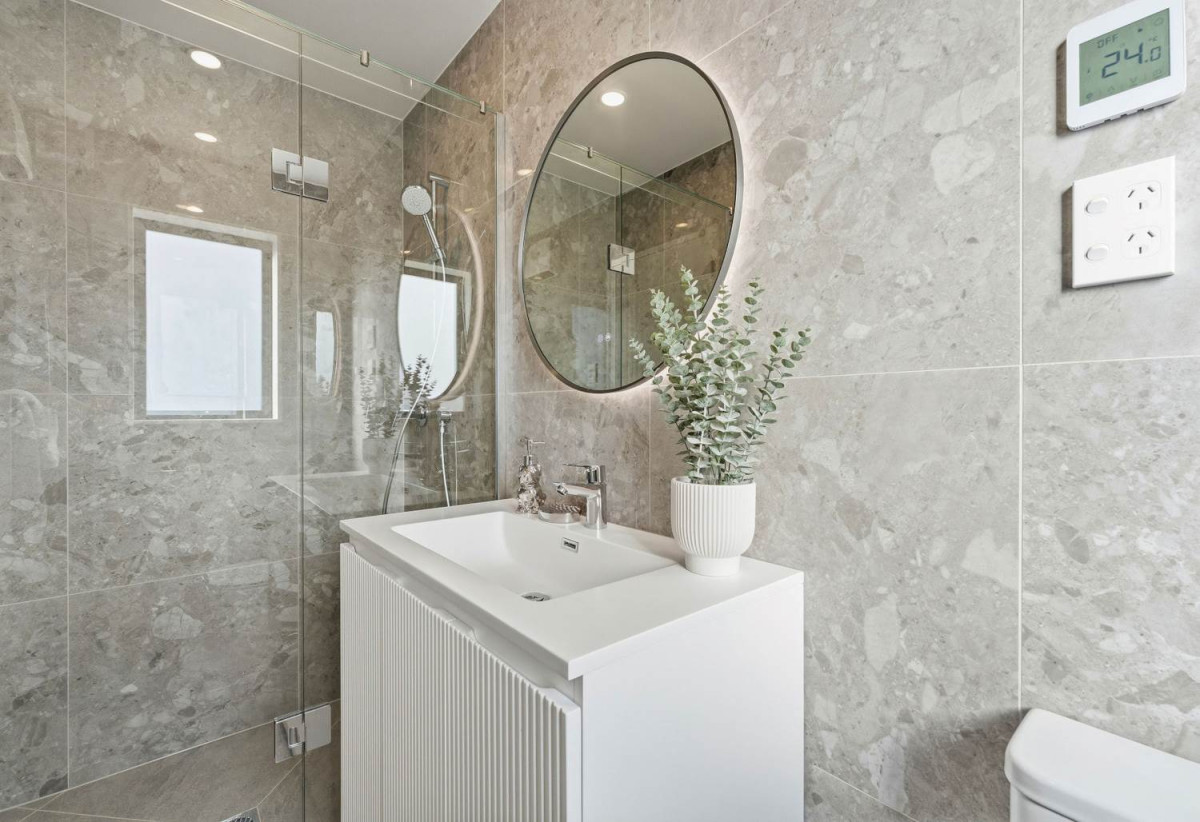 Westlake Boys’ and Girls’ School zones, Brandnew standalone 4 beds (2 ensuites) 3.5 baths house with double garage, Sunnynook Park, Woolworths Supermarket, and Sunnynook Bus Station are all within walking distance. Quick access to the motorway, 4/7 Sycamore Drive, Sunnynook, Auckland