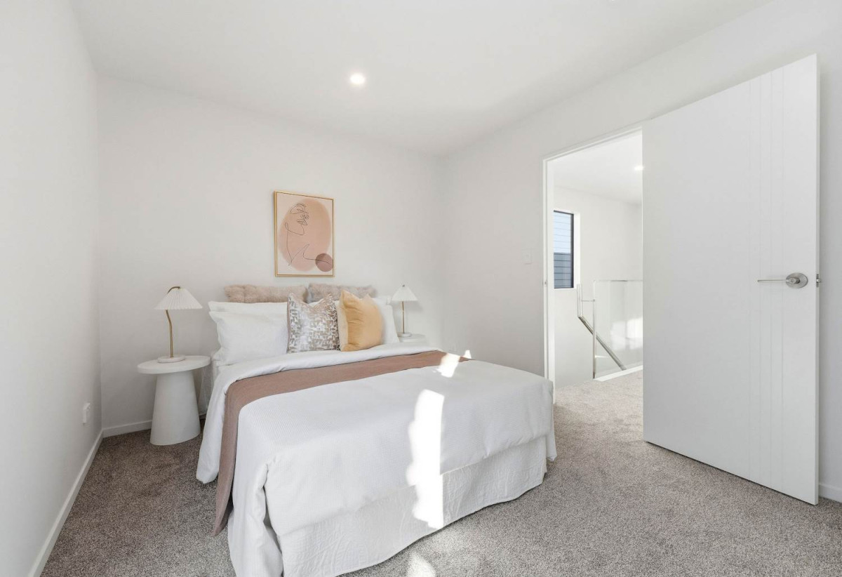 Westlake Boys’ and Girls’ School zones, Brandnew standalone 3 beds 2.5 baths home with double garage, Sunnynook Park, Woolworths Supermarket, and Sunnynook Bus Station are all within walking distance. Quick access to the motorway, 1/7 Sycamore Drive, Sunnynook, Auckland