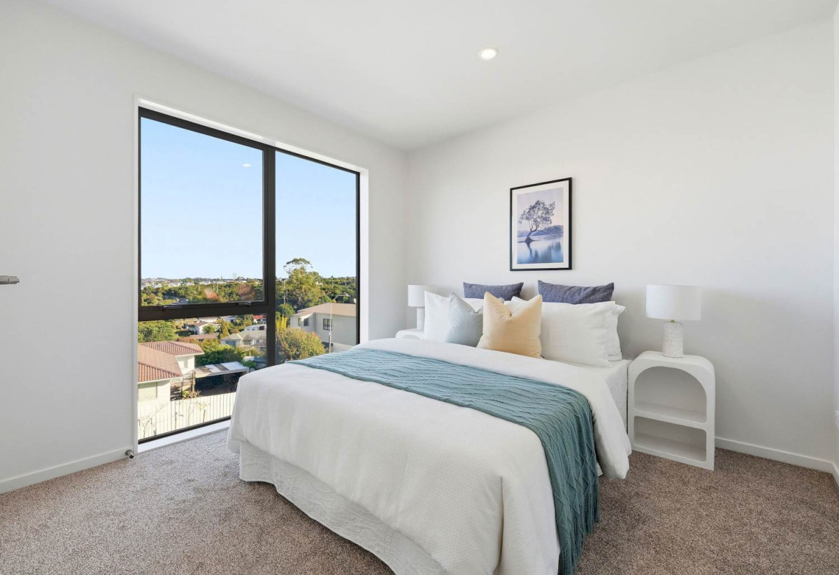 Westlake Boys’ and Girls’ School zones, Brandnew standalone 4 beds (2 ensuites) 3.5 baths house with double garage, Sunnynook Park, Woolworths Supermarket, and Sunnynook Bus Station are all within walking distance. Quick access to the motorway, 4/7 Sycamore Drive, Sunnynook, Auckland