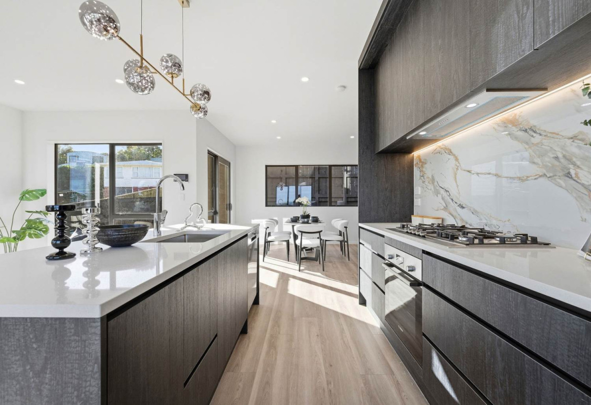 Westlake Boys’ and Girls’ School zones, Brandnew standalone 3 beds 2.5 baths home with double garage, Sunnynook Park, Woolworths Supermarket, and Sunnynook Bus Station are all within walking distance. Quick access to the motorway, 2/7 Sycamore Drive, Sunnynook, Auckland