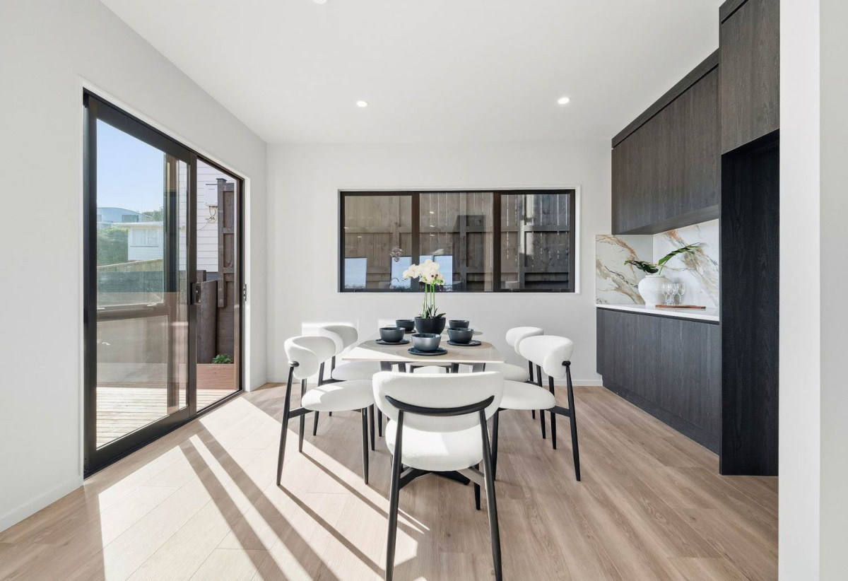 Westlake Boys’ and Girls’ School zones, Brandnew standalone 3 beds 2.5 baths home with double garage, Sunnynook Park, Woolworths Supermarket, and Sunnynook Bus Station are all within walking distance. Quick access to the motorway, 2/7 Sycamore Drive, Sunnynook, Auckland