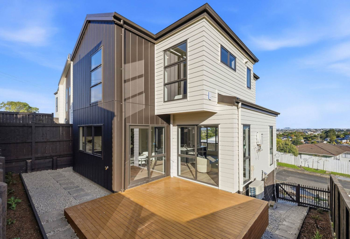 Westlake Boys’ and Girls’ School zones, Brandnew standalone 4 beds (2 ensuites) 3.5 baths house with double garage, Sunnynook Park, Woolworths Supermarket, and Sunnynook Bus Station are all within walking distance. Quick access to the motorway, 4/7 Sycamore Drive, Sunnynook, Auckland