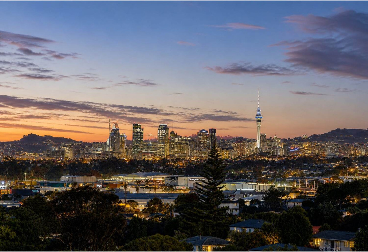 Westlake Boys’ and Girls’ School zones, Brandnew standalone 3 beds 2.5 baths home with double garage, Sunnynook Park, Woolworths Supermarket, and Sunnynook Bus Station are all within walking distance. Quick access to the motorway, 3/7 Sycamore Drive, Sunnynook, Auckland
