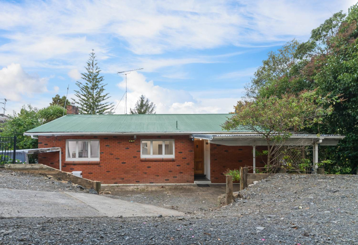 Overseas owners Must SELL, Move-in ready, 3 beds 2 baths house on 847m2 section, only moments from Titirangi Village, transport, cafes, parks, and everyday amenities. 1 km to Arahoe School, Green Bay High School and Glen Eden Intermediate, 42 West Lynn Road, Titirangi, Auckland