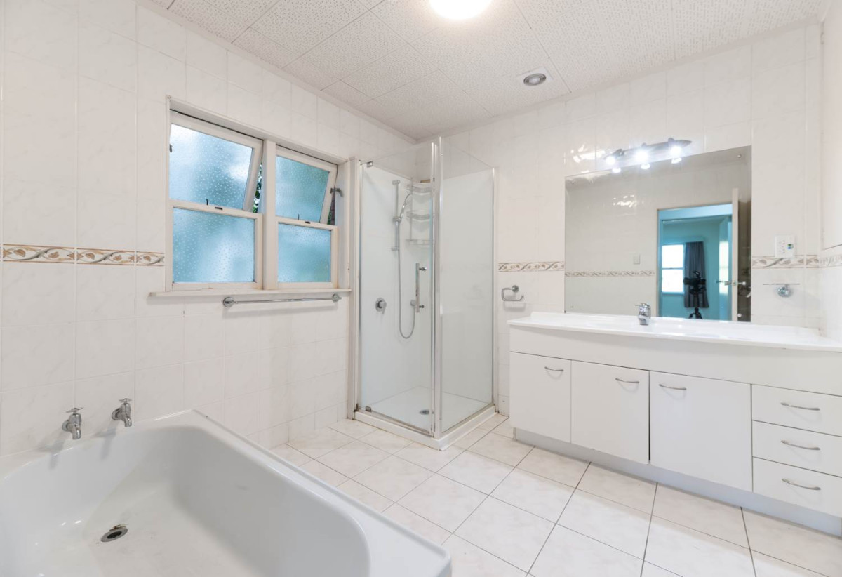 Overseas owners Must SELL, Move-in ready, 3 beds 2 baths house on 847m2 section, only moments from Titirangi Village, transport, cafes, parks, and everyday amenities. 1 km to Arahoe School, Green Bay High School and Glen Eden Intermediate, 42 West Lynn Road, Titirangi, Auckland