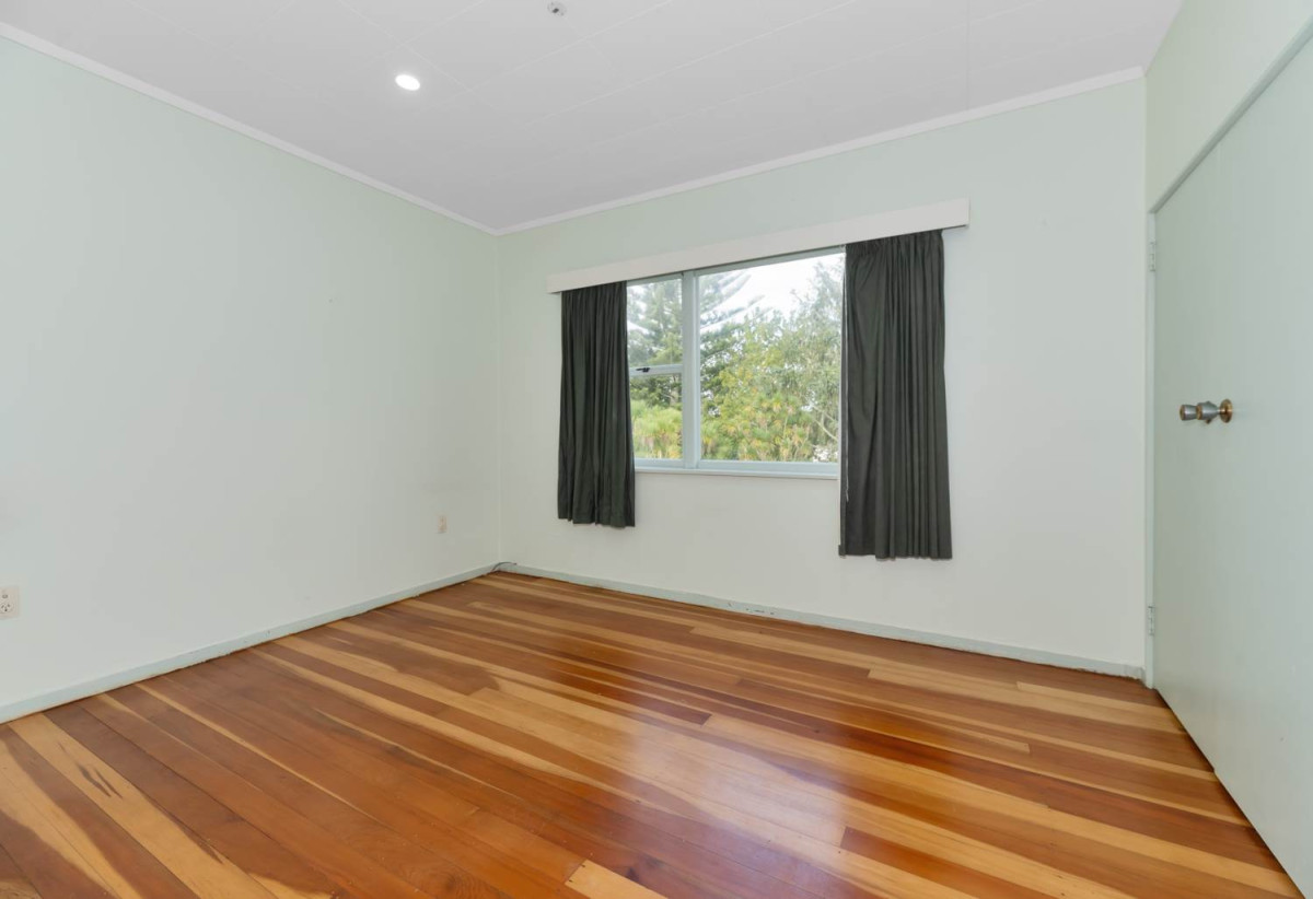 Overseas owners Must SELL, Move-in ready, 3 beds 2 baths house on 847m2 section, only moments from Titirangi Village, transport, cafes, parks, and everyday amenities. 1 km to Arahoe School, Green Bay High School and Glen Eden Intermediate, 42 West Lynn Road, Titirangi, Auckland