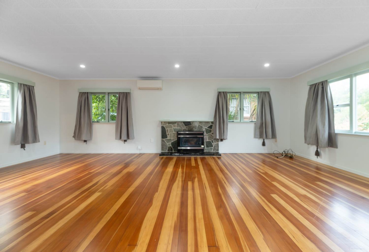 Overseas owners Must SELL, Move-in ready, 3 beds 2 baths house on 847m2 section, only moments from Titirangi Village, transport, cafes, parks, and everyday amenities. 1 km to Arahoe School, Green Bay High School and Glen Eden Intermediate, 42 West Lynn Road, Titirangi, Auckland