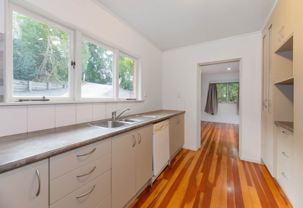 Overseas owners Must SELL, Move-in ready, 3 beds 2 baths house on 847m2 section, only moments from Titirangi Village, transport, cafes, parks, and everyday amenities. 1 km to Arahoe School, Green Bay High School and Glen Eden Intermediate, 42 West Lynn Road, Titirangi, Auckland