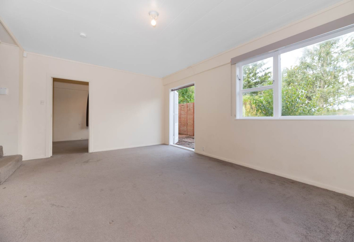 Overseas owners Must SELL, Move-in ready, 3 beds 2 baths house on 847m2 section, only moments from Titirangi Village, transport, cafes, parks, and everyday amenities. 1 km to Arahoe School, Green Bay High School and Glen Eden Intermediate, 42 West Lynn Road, Titirangi, Auckland