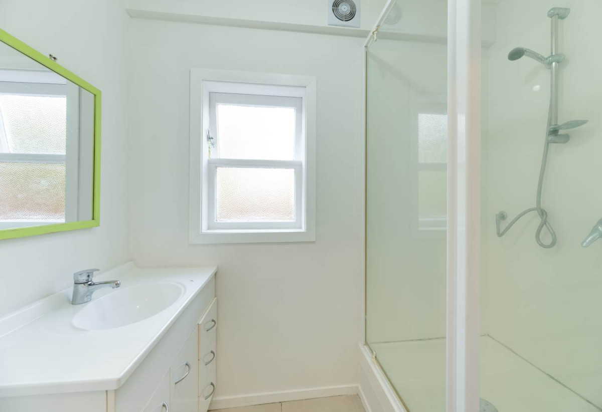 Overseas owners Must SELL, Move-in ready, 3 beds 2 baths house on 847m2 section, only moments from Titirangi Village, transport, cafes, parks, and everyday amenities. 1 km to Arahoe School, Green Bay High School and Glen Eden Intermediate, 42 West Lynn Road, Titirangi, Auckland