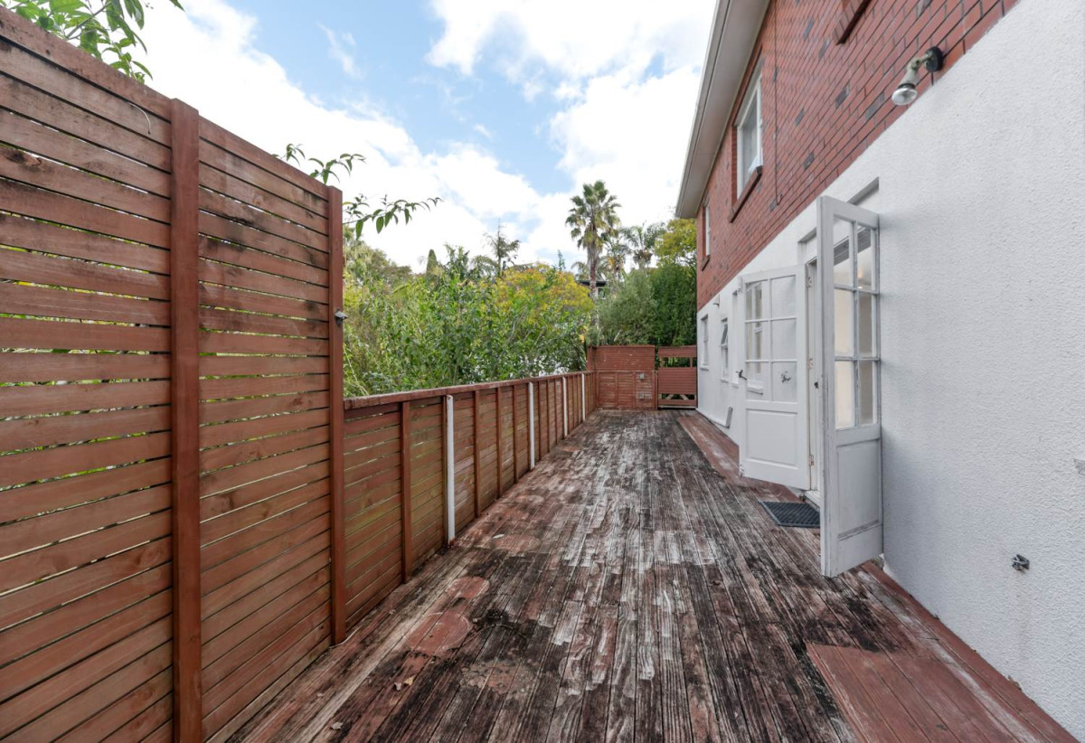 Overseas owners Must SELL, Move-in ready, 3 beds 2 baths house on 847m2 section, only moments from Titirangi Village, transport, cafes, parks, and everyday amenities. 1 km to Arahoe School, Green Bay High School and Glen Eden Intermediate, 42 West Lynn Road, Titirangi, Auckland