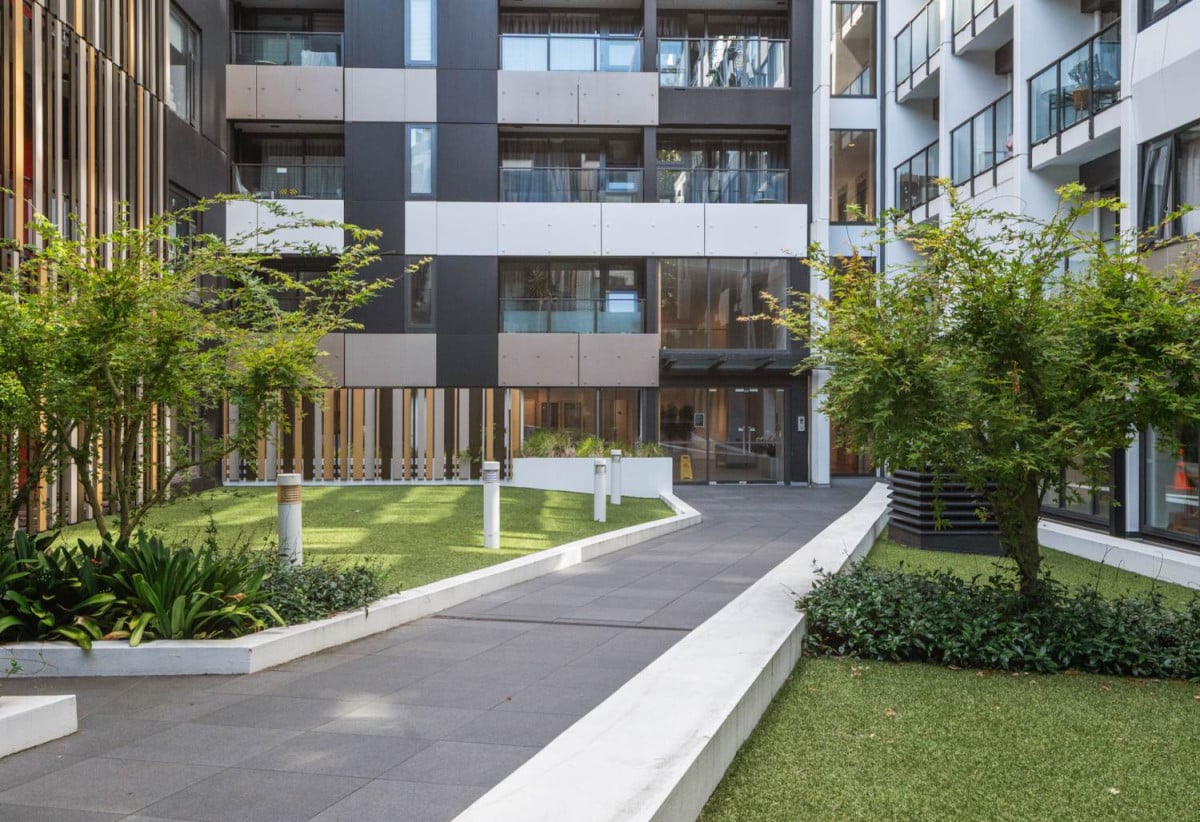 Double Grammar school zone, 53m2 Freehold 2 beds 1 bath apartment, Situated directly opposite Myers Park and Aotea Square, 0.9 km to Auckland Girls’ Grammar School, 1.7 km to Auckland Grammar, 706/438 Queen Street, City Centre, Auckland
