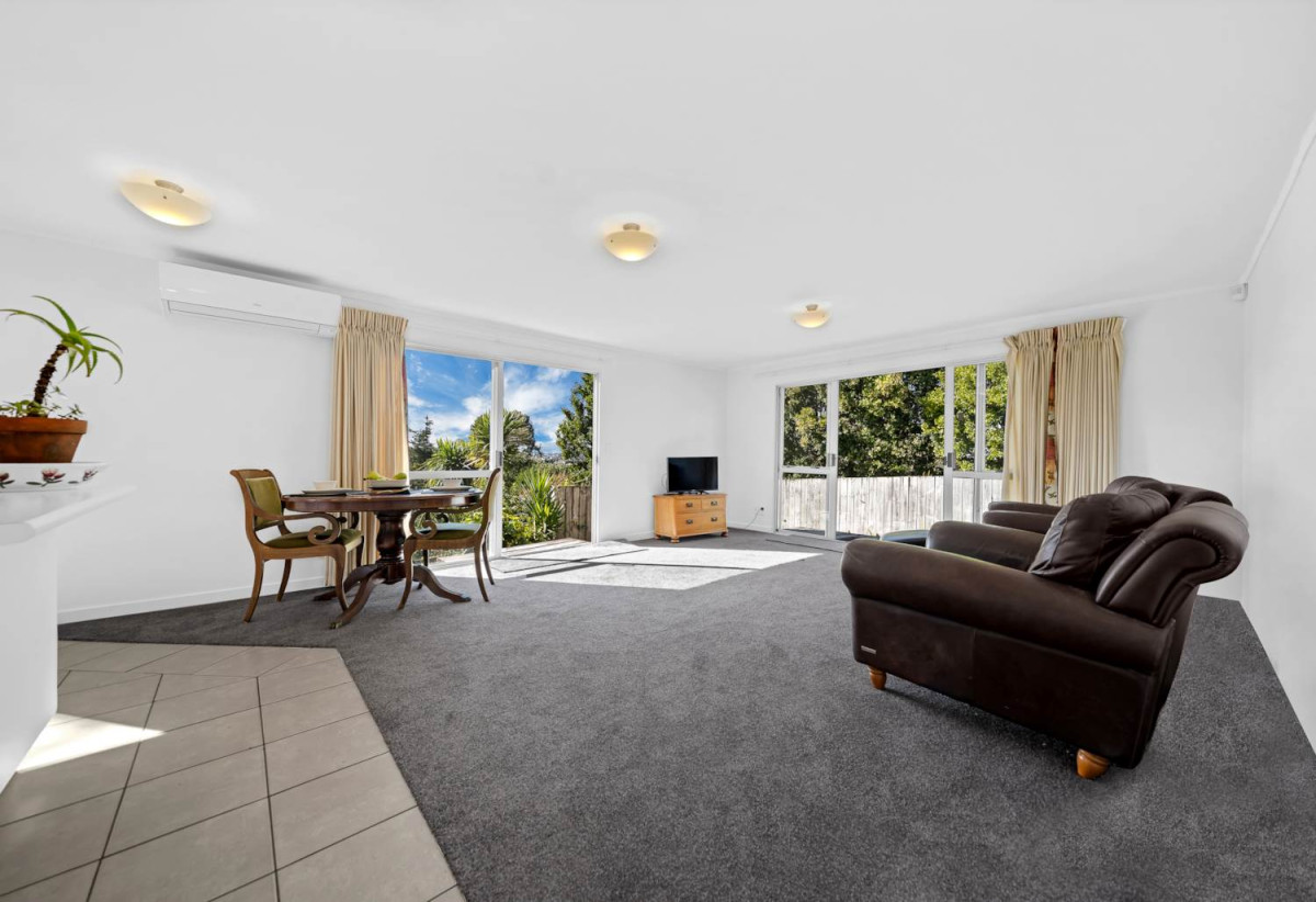 2 Kitchens, Home and income on 657m2 section, 5 beds 2 baths house with garage for 2 cars ( 3 beds 1 bath kitchen and lounge upstairs, 2 beds 1 bath kitchen and lounge downstairs), close to schools, shops, supermarkets, motorway access, 0.7 km to Target Road School, 12 Target Road, Totara Vale, Auckland