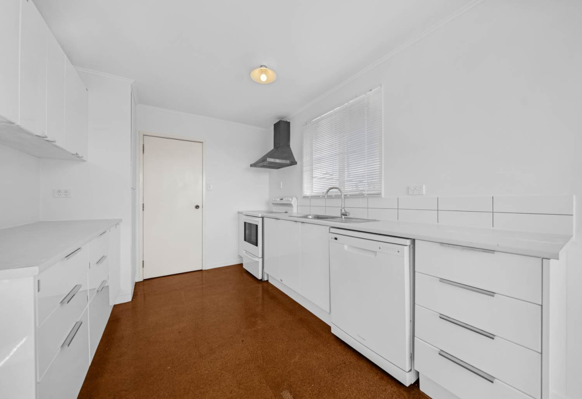 2 Kitchens, Home and income on 657m2 section, 5 beds 2 baths house with garage for 2 cars ( 3 beds 1 bath kitchen and lounge upstairs, 2 beds 1 bath kitchen and lounge downstairs), close to schools, shops, supermarkets, motorway access, 0.7 km to Target Road School, 12 Target Road, Totara Vale, Auckland