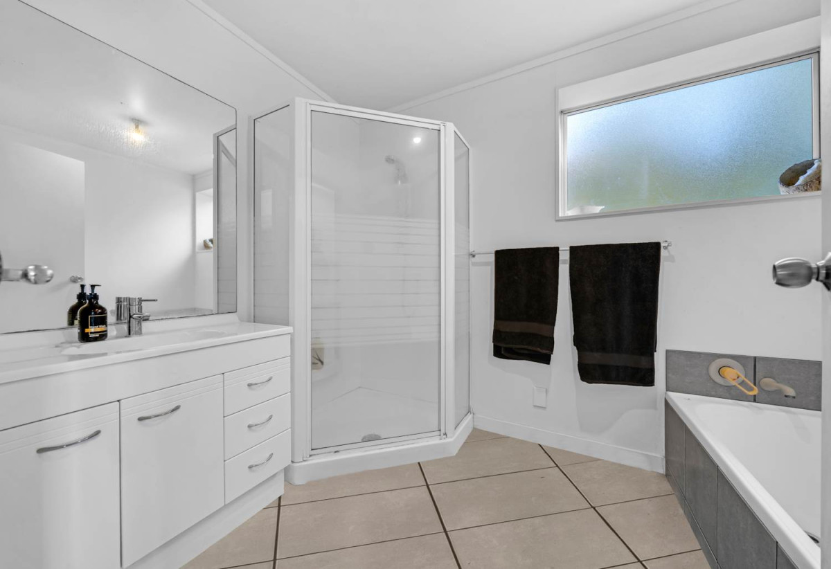 2 Kitchens, Home and income on 657m2 section, 5 beds 2 baths house with garage for 2 cars ( 3 beds 1 bath kitchen and lounge upstairs, 2 beds 1 bath kitchen and lounge downstairs), close to schools, shops, supermarkets, motorway access, 0.7 km to Target Road School, 12 Target Road, Totara Vale, Auckland