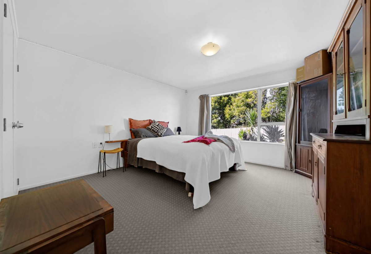 2 Kitchens, Home and income on 657m2 section, 5 beds 2 baths house with garage for 2 cars ( 3 beds 1 bath kitchen and lounge upstairs, 2 beds 1 bath kitchen and lounge downstairs), close to schools, shops, supermarkets, motorway access, 0.7 km to Target Road School, 12 Target Road, Totara Vale, Auckland