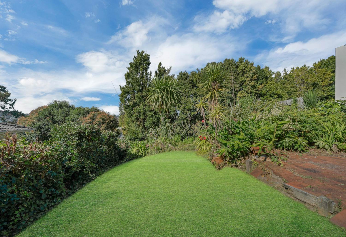 2 Kitchens, Home and income on 657m2 section, 5 beds 2 baths house with garage for 2 cars ( 3 beds 1 bath kitchen and lounge upstairs, 2 beds 1 bath kitchen and lounge downstairs), close to schools, shops, supermarkets, motorway access, 0.7 km to Target Road School, 12 Target Road, Totara Vale, Auckland